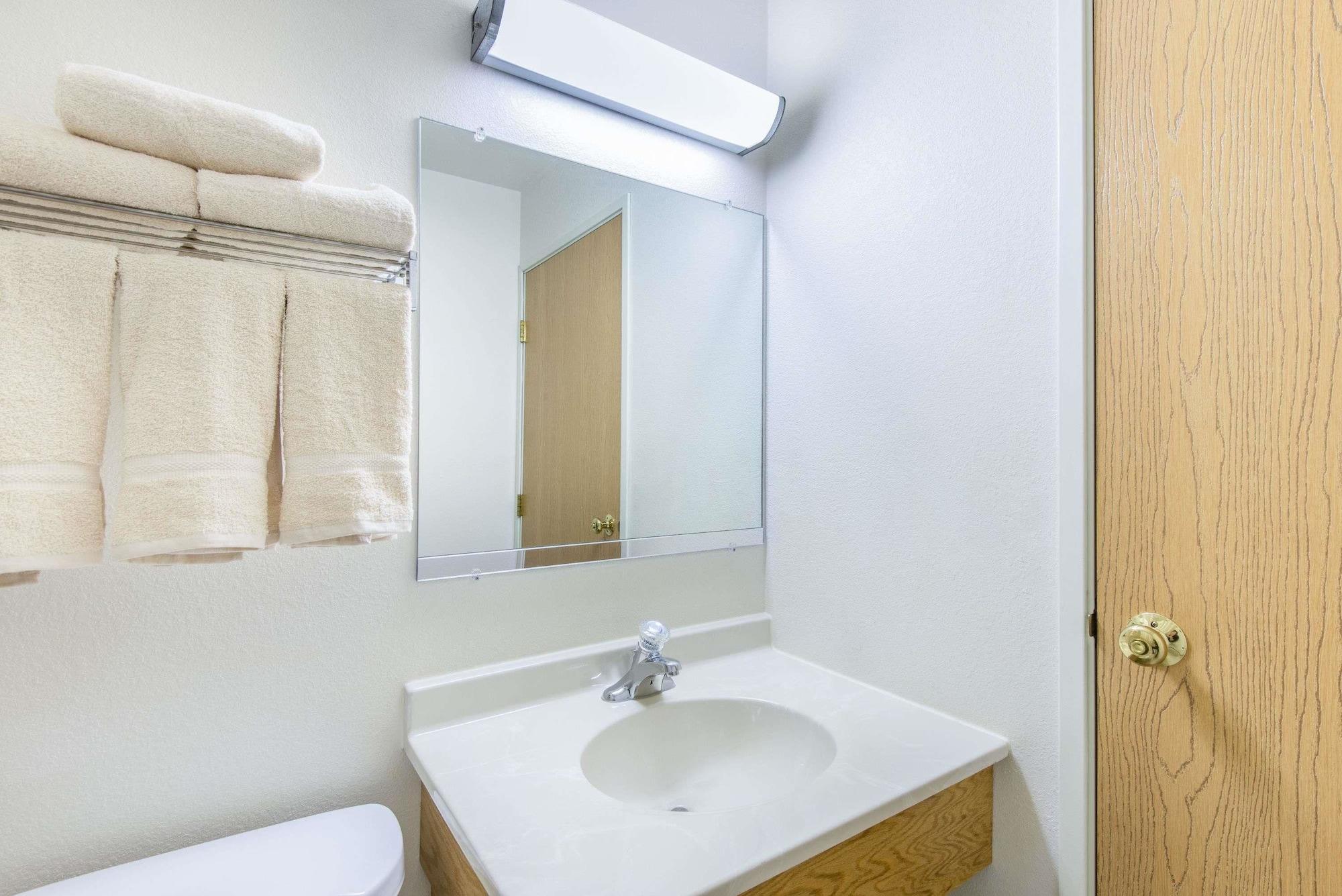 Super 8 By Wyndham West Middlesex/sharon Area West Middlesex