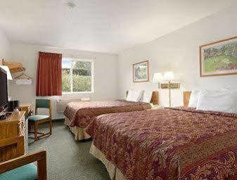 Super 8 By Wyndham West Middlesex/sharon Area