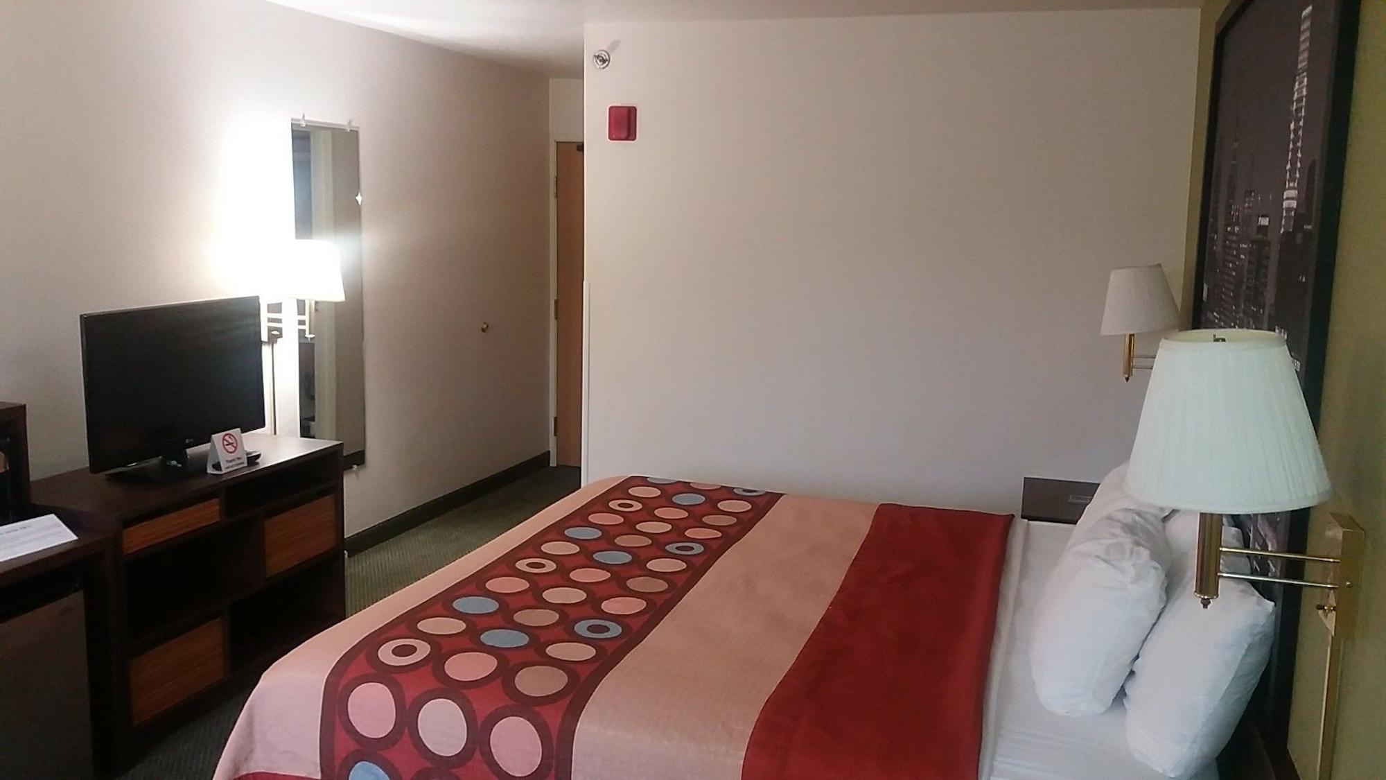 Hotel Super 8 By Wyndham West Middlesex/sharon Area 2*