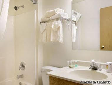 Hotel Super 8 By Wyndham West Middlesex/sharon Area West Middlesex